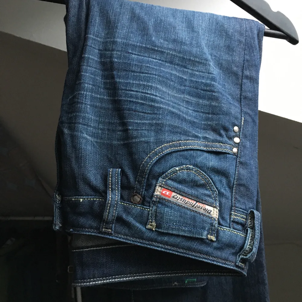 Raka vintage jeans från märket Disel i ett väldigt fint skick och med läder detalj på fickan. Säljer då det är för långa för mig som är 1.60 cm. Kan skicka fler bilder med passform L32. Jeans & Byxor.