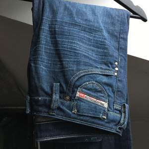 Raka vintage jeans från märket Disel i ett väldigt fint skick och med läder detalj på fickan. Säljer då det är för långa för mig som är 1.60 cm. Kan skicka fler bilder med passform L32