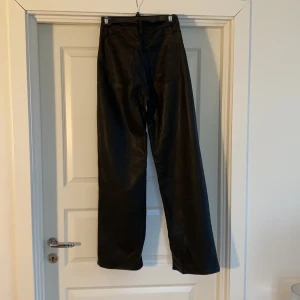 Vid Läderimitations byxa strl 36 - Vid läderimitationsbyxa i strl 36 från H&M. Inköpta i november och endast använd  två gånger och i fint skick då de är lite för stora för mig. Ordinarie pris 399:-.