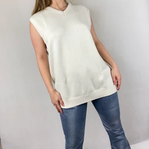 Väst - En tjock och mysig väst från Ellos, i fint skick och är ny, prislapp sitter kvar. Storlek 8. Modellen använder storlek S och är 169cm för referens. Mått rakt över bysten 61cm och längd 76cm. SafePay knappen är aktiverad så det går att köpa direkt utan att behöva meddela! Tar annars swish! Använder helst Safepay då det blir säkrare för båda (Safepay tar 10% av betalningen och spårbar frakt på 66kr är inräknad i priset) Om du lägger upp en Instagrambild på ditt köp så får du gärna tagga @thewearbones för att bli featured 🧚🏼🥂 (Skriv gärna om du har eventuella frågor!) 