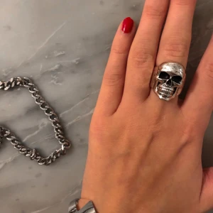 Döskalle ring - Ring med döskalle. Rostat litegrann men ändå fin💕BUD: 130kr KÖP DIREKT FÖR 150kr ikl frakt