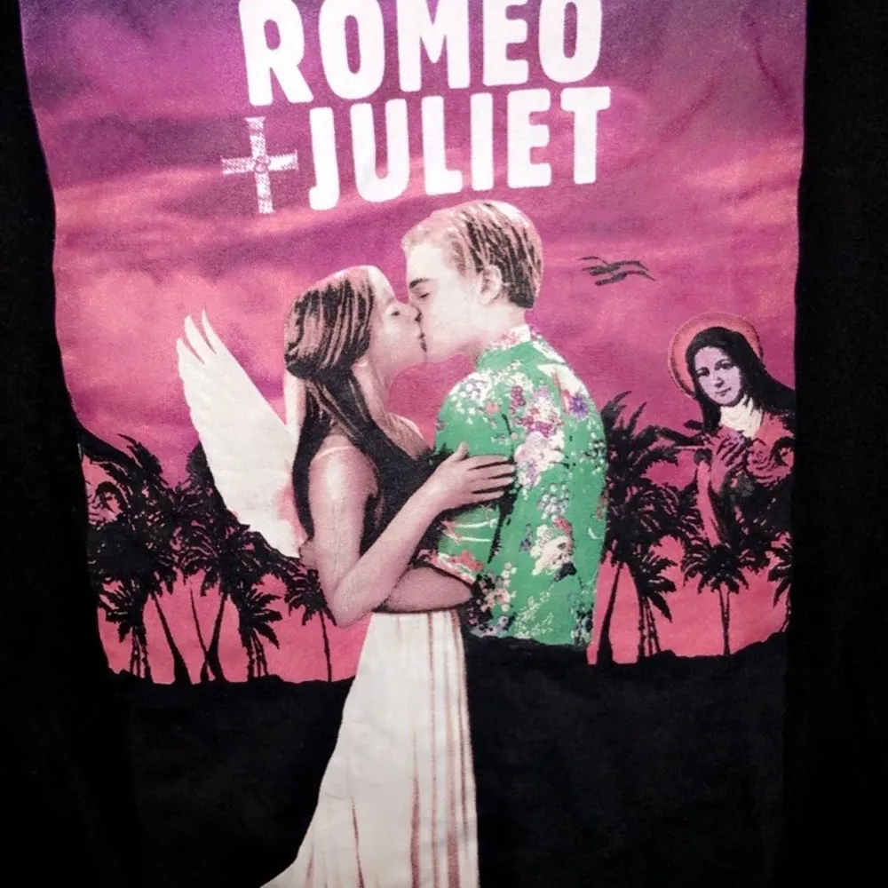 Supercool t shirt med Romeo och Juliet på framsidan💓. T-shirts.
