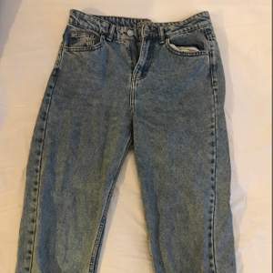 lightwashed jeans från primark. relativt gott skick, men har tråkigt nog blivit för små för mig. 