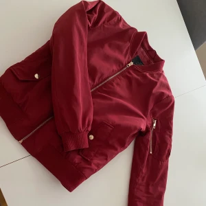 Bomberjacka  - Jättefin röd bomberjacka storlek xs