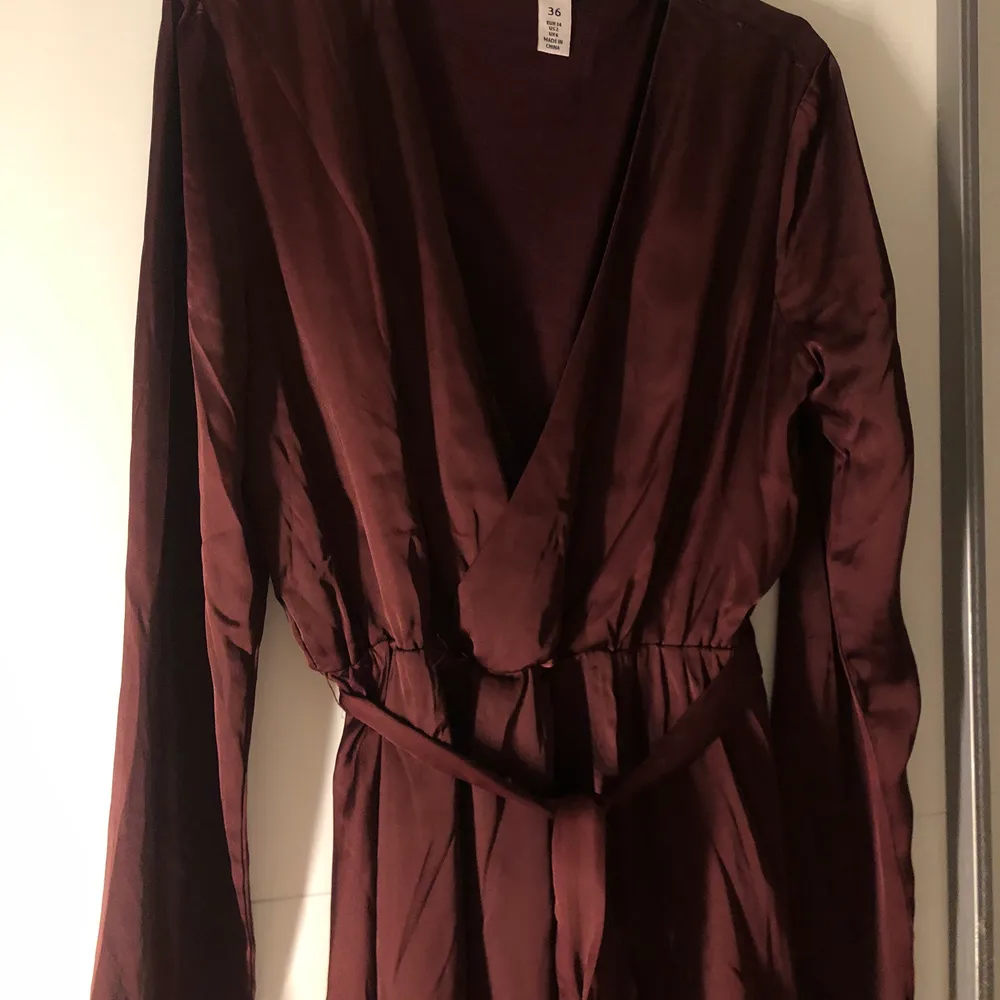En vinröd satin klänning, köpt från nelly. Storlek 36, använd endast 2-3 gånger. . Klänningar.