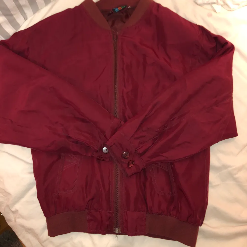 Säljer denna röda jacka jag köpt på second hand 🥰 Den har tunnt material och passar nog en s eller m. Frakt ingår i priset. . Jackor.