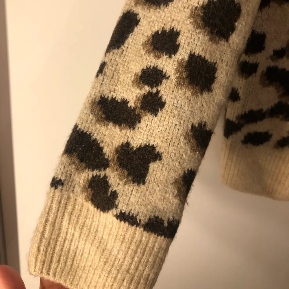 Leopardtröja i stickat material, storlek S. Det är egentligen en mama tröja men den funkar lika bra som en vanlig tröja. Aldrig använd. . Stickat.