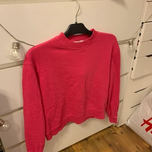Rosa tröja  - Säljer en tröja från NAKD i rosa. Storlek S. Mitt pris 20kr + frakt💕
