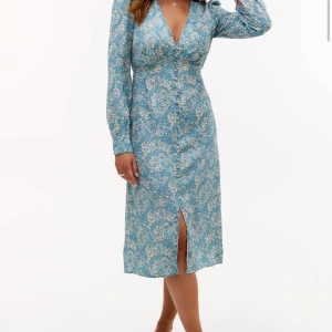 Blå sommarklänning - Säljer en helt ny klänning med prislappen kvar, då den tyvärr var för liten för mig. Storlek XS🤍