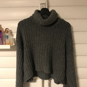 Stickad polotröja - En jätte fin och mysig polotröja från Gina Tricot. Färgen är en lite mörkare grå och är lite kortare än en vanlig tröja så skulle säga att det är en magtröja/croppad. Inte sticksig utan sitter jätte skönt. Använd enstaka gånger så är som ny. En storlek S men skulle även massa M/L. Frakt tillkommer😊
