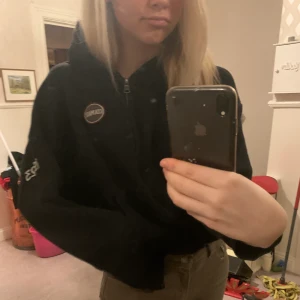 Colmar zip hoodie strl m - Säljer denna fina Hoodie från colmar!! 😇😇🥰 så gott som ny och superskön😁😁👍strl m (nypris: 1499kr)