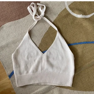Halterneck topp  - Stickad halterneck topp linne. Supersnygg med en kofta över eller utan😍, Buda privat! Budgivningen avslutas idag vid lunch‼️‼️‼️