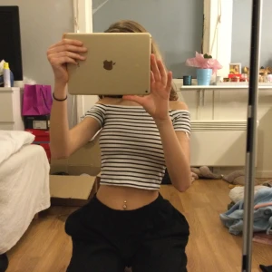 Randig topp XS - jättefin svart och vit randig topp, den sitter superbra och alrig andvänd🖤🤍🖤  fick den i julklapp men tyvärr inte min stil. Ordinarie pris:150kr buda om pris