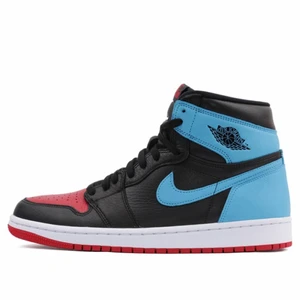 Nike Womens WMNS Air Jordan 1 High OG Basketball Shoes/Sneakers - As snygga Jordans! Nästan oandvända, säljer så de inte kom till andvändning tyvärr!😊super sköna💕storlek 42,5