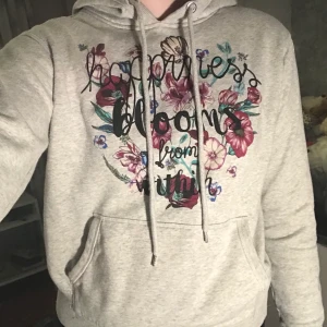 Hoodie med fint tryck - Säljer den här fina hoodien med trycket ”happiness blooms from within” eftersom den är för liten på mig. Tröjan är använd ett par gånger men fortfarande i väldigt bra skick. 