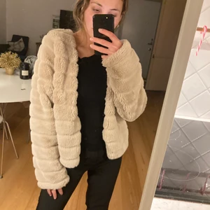 Faux fur jacka  - Strl M, använd 1 gång. Går att stänga