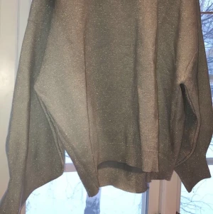 Glittrig sweatshirt  - En skön men ändå väldigt fin glittrig sweatshirt från hm i en grå/blå färg,  som i materialet är rätt tungt känns kvalitativt. Jag som i annat fall har 36 älskar storleken och kan ha den trots att den är XL 