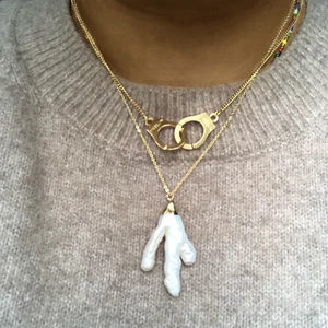 Halsband med handbojor - Superfint halsband med handbojor och guldkedja 🤩