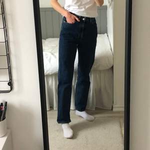Ett par jättesnygga mörkblå jeans från Weekday i modellen Rowe extra high straight jeans. Anledningen till att jag säljer dem är att de är för stora och därmed endast använda ett fåtal gånger.