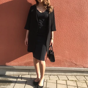 Mörkblå klänning från H&M - En väldigt mörkblå klänning från H&M (trend), använd ett flertalets gånger men fortfarande helt felfri. Gå ner till knät. Det finns en dragkedja vid baksidan av klänning vid slutet. 