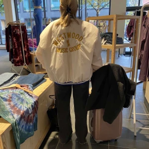 Trendig jacka!!  - Säljer min underbara jacka, använd två gånger och köpt på urban outfiters i Stockholm. Nypris 599kr. Säljer för 400kr eller högsta bud! 