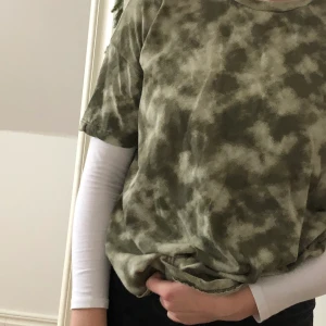 Grönmelerad t-shirt  - Säljer nu denna gränmelerade t-shirten jag köpte på secondhand för ett tag sen. Säljer denna då den inte riktigt kommer till användning hemma hos mig och jag hoppas den får ett nytt hem hos någon av er💚💚 Säljer den för 80+ frakt💚 Hör av er för frågor💗💗