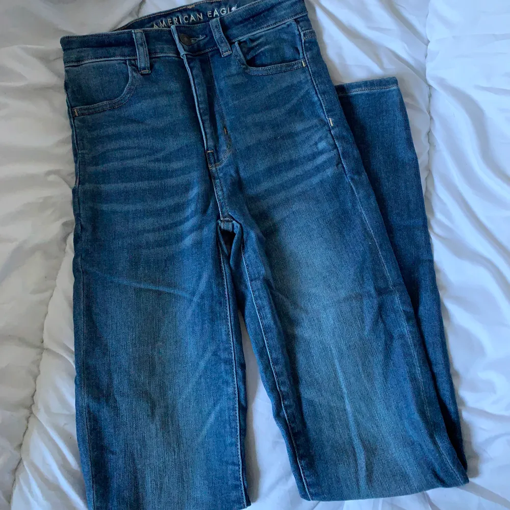 Ett par blåa jeans från american eagle med super stretch. Passar en xs/s. Skriv vid frågor/fler bilder:)  Köpare står för fraktkostnad♥️. Jeans & Byxor.