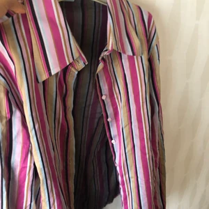Skitsnygg 90s skjorta - Aldrig använd! Jätte fin med en vit crop top under, frakt tillkommer: 44kr 💕, pris kan diskuteras