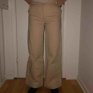  - Supersköna byxor med utsvängda ben. Ser jättestora ut men är själv storlek S. Passar även storlek 36. Köparen betalar frakten❣️
