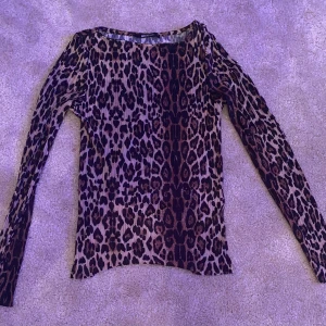 Leopard topp - Fin leopardmönstrad topp🐆 använd cirka 3 gånger, storlek: XS
