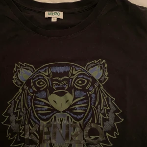 KENZO t-shirt  - Använd KENZO tröja. I bra skick. Använder ej längre. ✨❤️🐯 som vanligt kan pris alltid diskuteras. Äkta. ✨