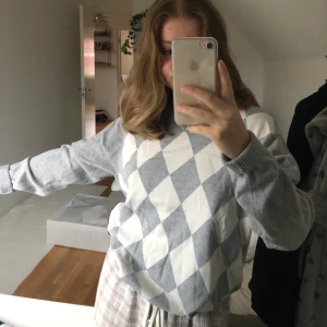 Rutig tröja - Asball tröja köpt secondhand som tyvärr inte riktigt är min stil:( Går att styla sjukt snyggt och den är i fint skick. Den är i strl S herr men sitter snyggt oversized på mig som vanligtvis har xs! Budgivning från 100kr i kommentarerna💕