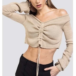 Beige tröja från madlady  - En jättesöt beige tröja från madlady med knytningar där fram. Säljer pga att jag fick två liknade i julklapp. Aldrig använd. Nyskick. Nypris är 329.