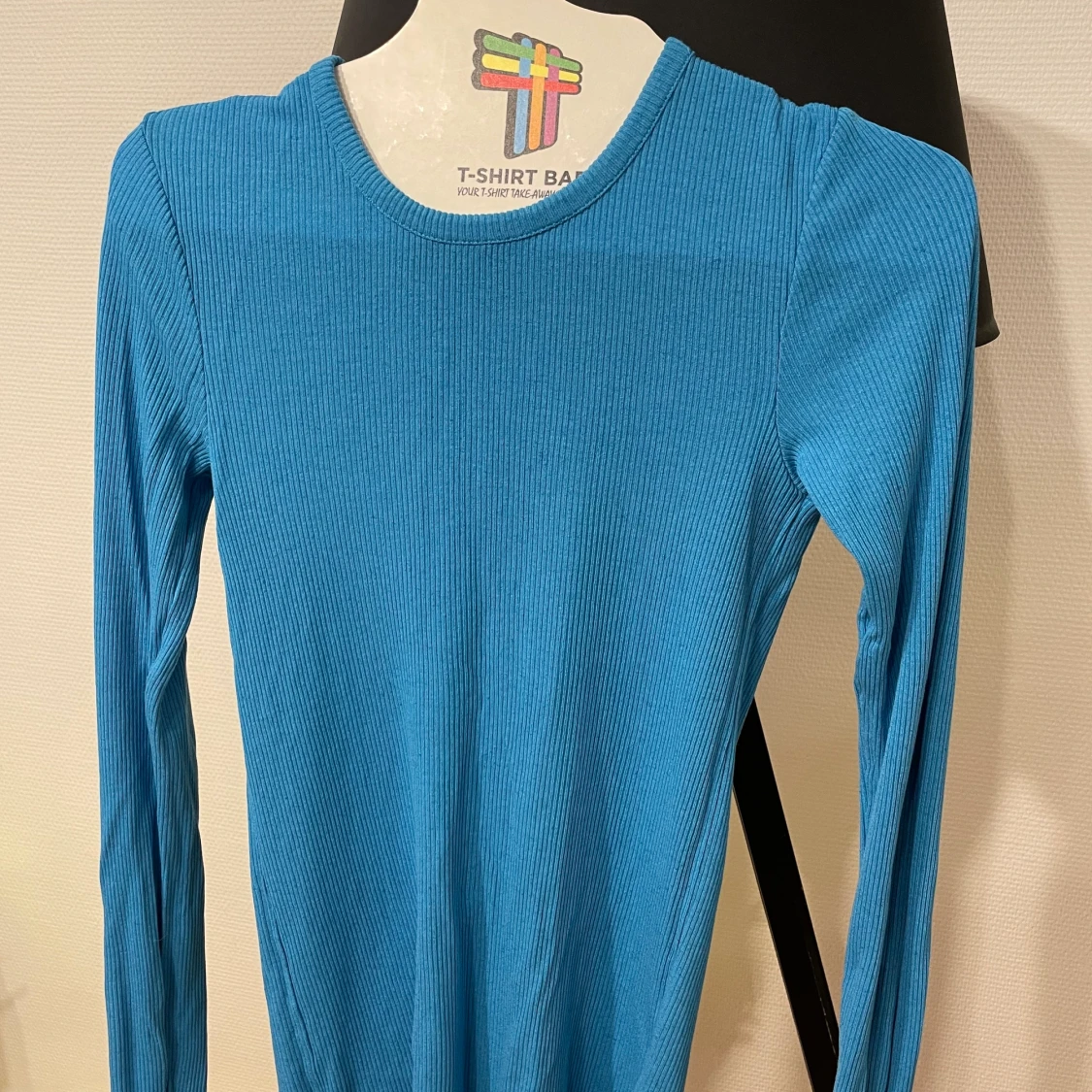 Blå ribbat topp från COS - 90