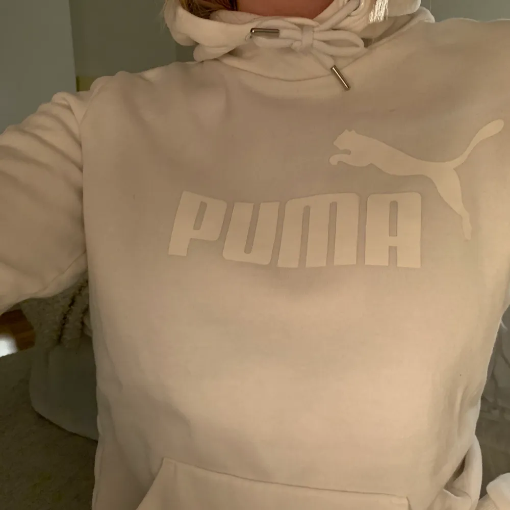 En vit, jätteskön hoodie från Puma, använd en gång men den e tyvärr för liten. Kontakta för fler bilder. Köparen står för frakten❣️. Hoodies.