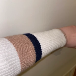 Tröja med kort krage - Superfin, men aldrig kommit till användning 🤍 lite tjockare material, de bruna detaljerna gör den komplett 🤍 personligen har jag svårt för krage och tycker därav den sitter åt lite vid halsen, men så mysig 🤍 40kr + frakt