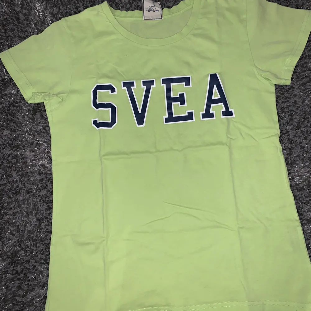 En fin grön t-Shirt från Svea, använt en gång. Ganska stor i storleken. T-shirts.