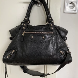 Balenciaga väska - Balenciaga giant 12 City bag - Svart med silvernitrar. Inköpt på Nathalie Schuterman år 2015, dock saknas kvitto, därav det låga priset! Säljs med originaldustbag! Nypris: 18 000 kr.