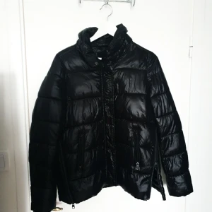 Puffig jacka - Svart puffig jacka i strl M, inte använd så många gånger ♡ frakt betalas av köparen ♡