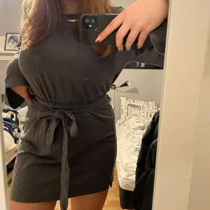 Klänning från nelly😚 - Super söt klänning från Nelly! Hade varit superfin med ett par nylontihgts, ett par snygga skor och en cool jacka🤩 Storlkek M, DM för frågor!