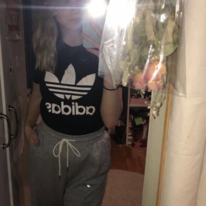 Adidas t- shirt - Vanlig svart adidas tröja jag fick i julklapp o hade en sen innan så alltså inte använd mer än när jag tog bilderna. Pris: 100kr o frakt ingår