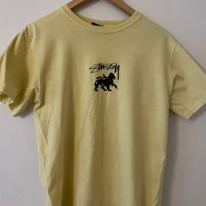 Gul Stussy t-shirt  - Köpte tröjan för lite mer än ett år sedan. Tyväre var den för liten för mig, så tänkte passa på att sälja vidare den. Ord.pris 450kr.