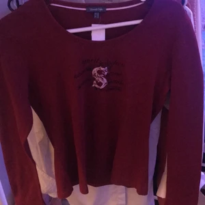 Y2k tröja - Tröja från y2k. Fint skit köpt second and. Storlek 40 alltså M/L men passar säker S också beroende på hur du vill att den ska sitta. Frakt ingår inte i priset! Bud från 50 kr! 