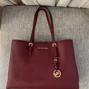 Michael Kors Jet Set Travel Cinnabar ❤️❤️❤️ Använd endast ett fåtal gånger 