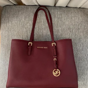 Michael Kors väska - Michael Kors Jet Set Travel Cinnabar ❤️❤️❤️ Använd endast ett fåtal gånger 