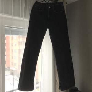 Super fina svarta jeans i rak modell med hög midja från pull&bear med en liten slit på insidan av benen i storlek 36. Säljer pga försmå, de sitter jätte bra i längden på mig som är 175. Använda ett fåtal gånger så väldigt bra skick :) ledande bud på 310, öka med 10kr 