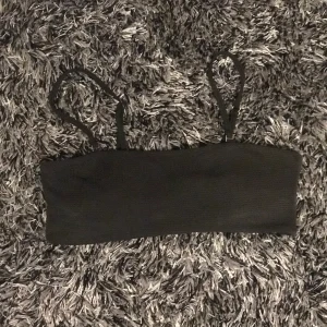 Bikini - Svart bikini överdel, axelbanden är fastsydd ibak men går att sprätta bort om man inte vill ha dom kvar. Frakt tillkommer.