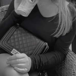 väska  - säljer min väska som knappt kommer till användning längre, får plats med rätt så mycket saker väldigt bra skick. Kan förlänga bandet så du kan ha den över bröstet också 😌 köpt på ur o penn för 200kr