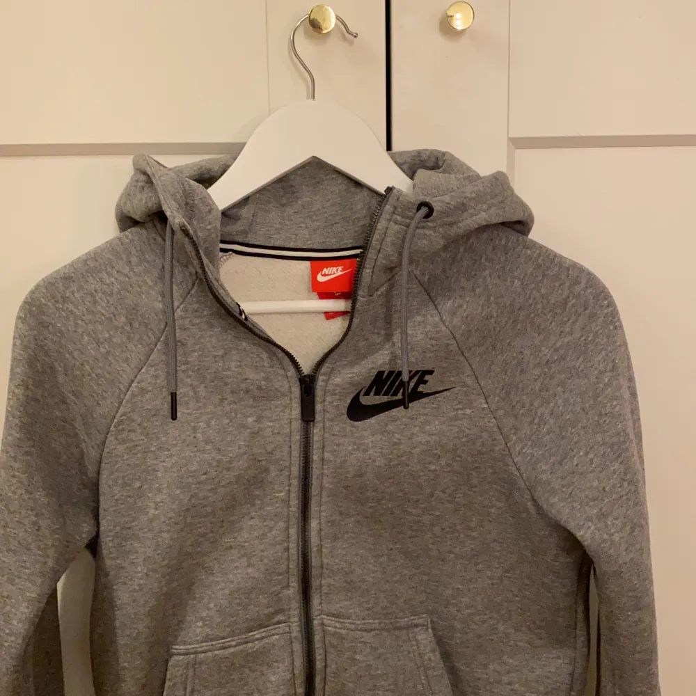 En snygg träningshoodie med dragkedja ifrån Nike. Knappt använd så i bra skick! Storlek XS men passar S med. 100kr + frakt. Hoodies.