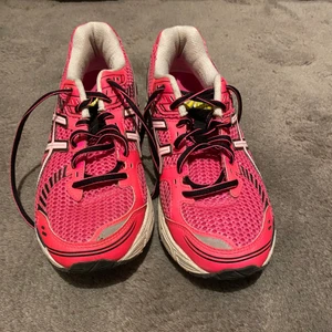 ASICS - träningsskor  - Träningsskor som är använda Max 4 gånger! Har storlek 40 så dessa var lite för trånga. Väldigt sköna löparskor!